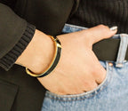 Bracelete Dourado com Resina Preta