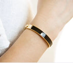Bracelete Dourado com Resina Preta