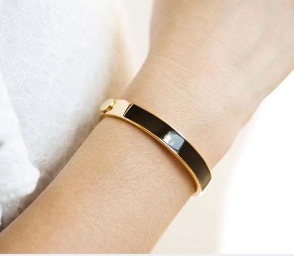Bracelete Dourado com Resina Preta
