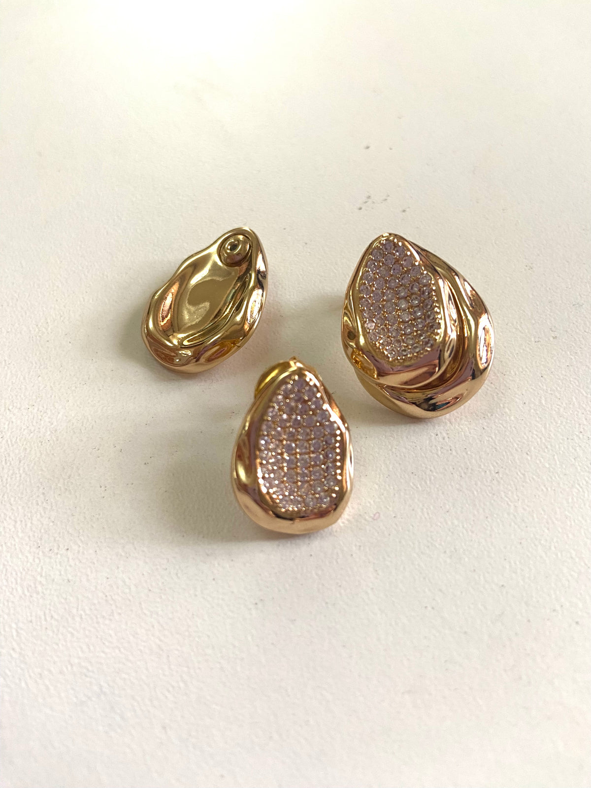 Brinco Orgânico 2 em 1 Dourado com Zircônias