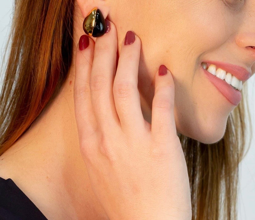 Brinco de Gota dourado com preto